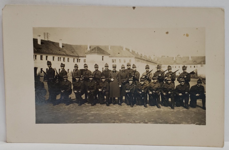 GRUP DE MILITARI ROMANI CU ARMELE DIN DOTARE , FOTOGRAFIE DE GRUP CU COMANDANTUL LOR , DL. CAPITAN IVANOVICI , FOTOGRAFIE TIP CARTE POSTALA , INTERBELICA