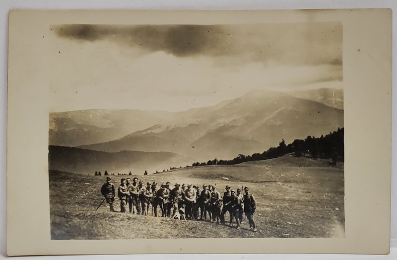 GRUP DE MILITARI ROMANI ( VANATORI DE MUNTE ? )  , FOTOGRAFIE PE MUNTE , TIP CARTE POSTALA , INTERBELICA