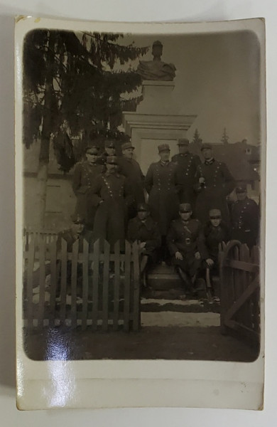 GRUP DE OFITERI  ROMANI  IN JURUL UNUI MOMUNENT AL UNEI PERSONALITATI MILITARE , FOTOGRAFIE TIP CARTE POSTALA , 1932