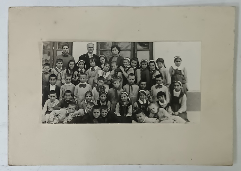 GRUP DE SCOLARI SI CADRE DIDACTICE , FOTOGRAFIE , ANII '50