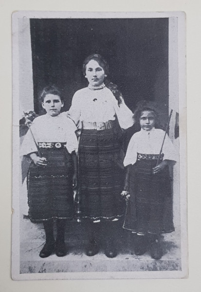 GRUP DE SCOLARITE DIN PALOS , TARNAVA - MARE , IN COSTUME POPULARE , CARTE POSTALA ILUSTRATA , MONOCROMA , INTERBELICA