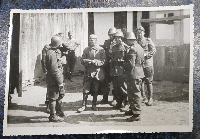 GRUP DE SOLDATI ROMANI SI RUSI - FOTOGRAFIE DE PROPAGANDA  , FOTOGRAFIE MONOCROMA , PE HARTIE LUCIOASA , 1941