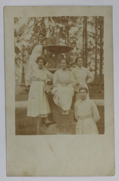 GRUP DE TINERE DIN PERSONALUL MEDICAL , IN CURTEA SPITALULUI BRANCOVENESC DIN BUCURESTI , FOTOGRAFIE TIP CARTE POSTALA , 20 APRILIE 1919