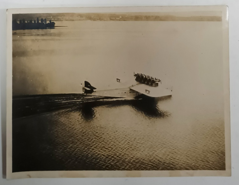 HIDROAVION CU SASE MOTOARE , ATERIZAND PE APA , FOTOGRAFIE INTERBELICA