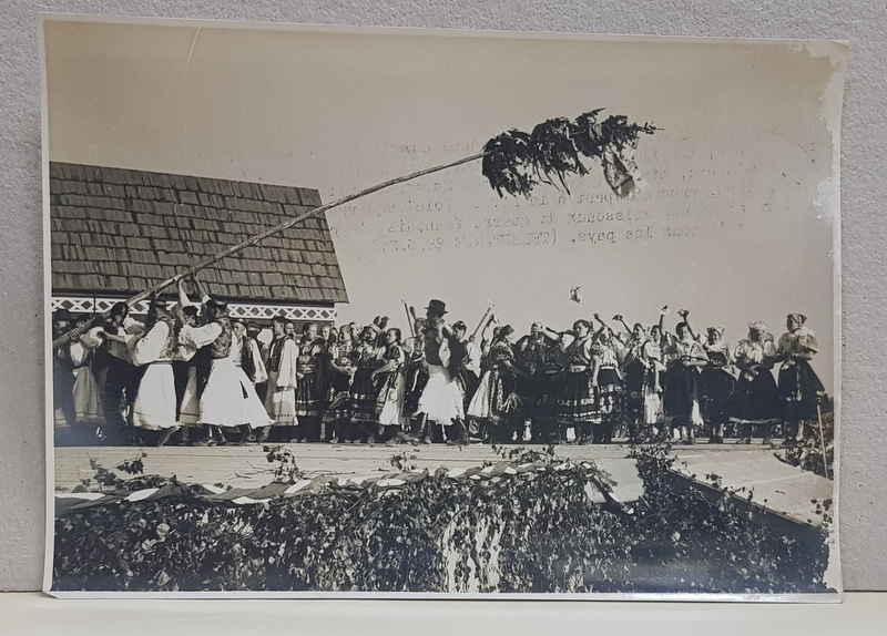 IMPODOBIREA MAJULUI , OBICEI POPULAR IN BOEMIA , MORAVIA SI SLOVACIA FOTOGRAFIE DE GRUP CU TARANI IN COSTUME TRADITIONALE , MONOCROMA, PERIOADA INTERBELICA