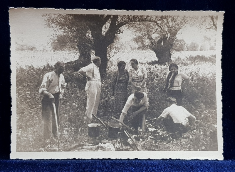 IN BALTA , TURISTI LA O  CIORBA DE PESTE , FOTOGRAFIE TIP CARTE POSTALA , 1937