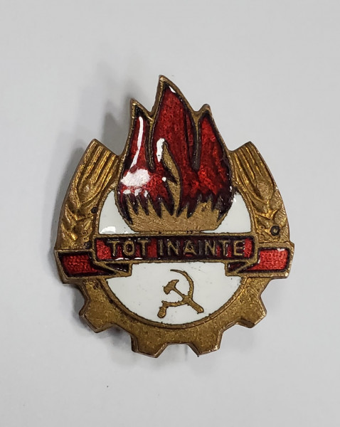 INSIGNA DE PIONIERI , CU INDEMNUL '' TOT INAINTE ! '' , REPUBLICA POPULARA ROMANA , METAL SI EMAIL ROSU SI ALB  , ANII ' 50 - ' 60