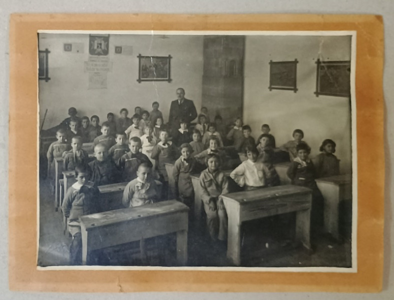 INTERIORUL  UNEI CLASE DE SCOALA PRIMARA , ELEVI SI INVATATORI , FOTOGRAFIE DE GRUP , ANII '30