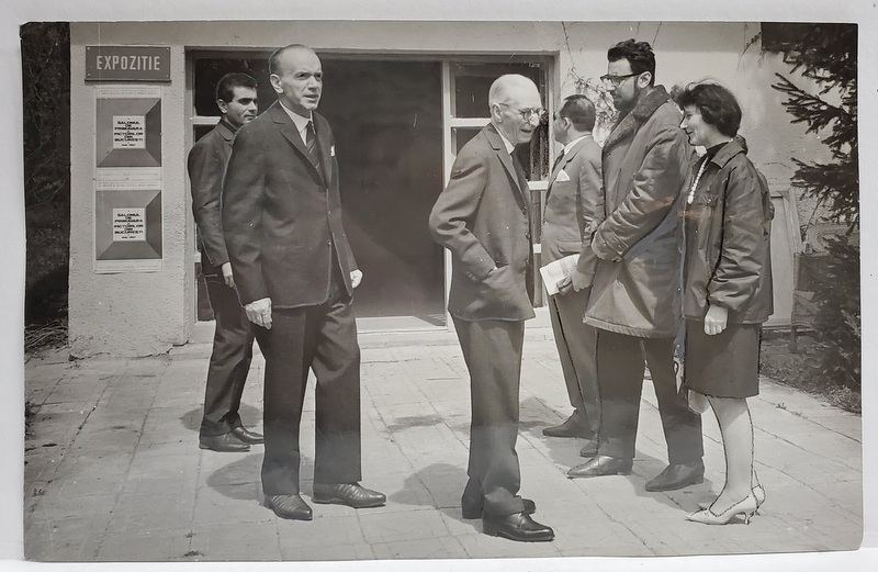 ION JALEA SI ION IRIMESCU DISCUTAND CU TINERII ARTISTI , SALONUL DE PRIMAVARA , BUCURESTI , 1967