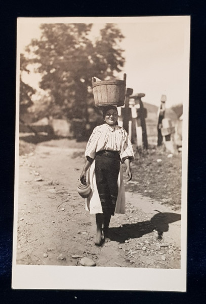 JOSEF FISCHER , FOTOGRAF , FEMEIE IN PORT POPULAR DIN HATEG - WALLENTHAL , CU CIUBARUL PE CAP,  INTERBELICA