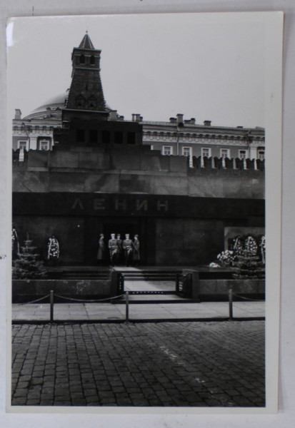 KREMLIN , MOSCOVA , SCHIMBAREA  GARZII LA MAUSOLEUL LUI LENIN , FOTOGRAFIE , NOIEMBRIE , 1982