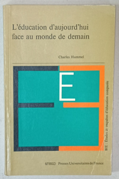 L 'EDUCATION D 'AUJOURD ' HUI FACE AU MONDE DE DEMAIN par CHARLES HUMMEL , 1977