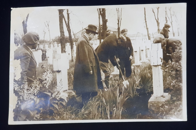 LA CIMITIRUL EROILOR DIN PLOIESTI , FOTOGRAFIE DE M.N. DUBOKA , BUCURESTI ,  MONOCROMA, PE HARTIE LUCIOASA , PERIOADA INTERBELICA , PREZINTA EXFOLIERI IN PARTEA STANGA *