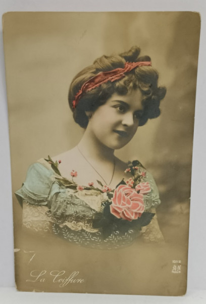 LA COIFFURE , TANARA CU TRANDAFIR IN PIEPT , FOTOGRAFIE FORMAT CARTE POSTALA , COLORIZATA , 1911