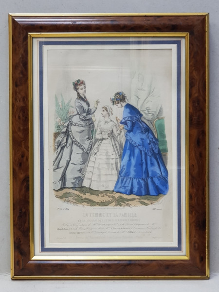 LA FEMME ET LA FAMILLE , GRAVURA COLORATA MANUAL , RECLAMA LA O CASA DE MODA DIN PARIS , SFARSITUL SECOLULUI XIX