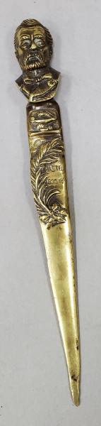 Louis Pasteur, Cut papier din bronz aurit