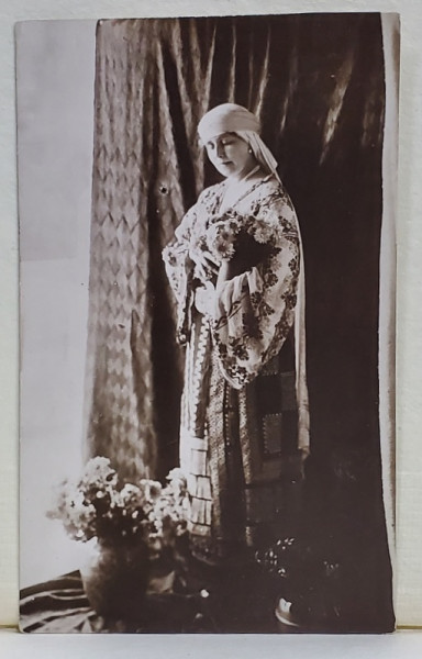 M. S . REGINA  MARIA A ROMANIEI , IN PORT POPULAR , CU UN BUCHET DE  FLORI LA  CASTELUL BRAN , FOTOGRAFIE TIP CARTE POSTALA , STUDIO AD. A. CHEVALIER , INTERBELICA