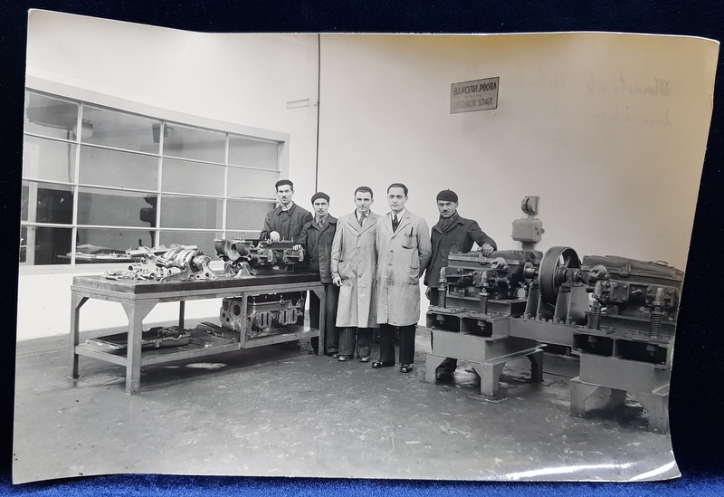 MAISTRU SI LUCRATORI  DE LA UZINELE MALAXA , LANGA BANCURILE DE PROBA PENTRU DISTIBUTII CU  SUPAPE  PENTRU LOCOMOTIVE , FOTOGRAFIE MONOCROMA , DATATA 15 MARTIE 1929