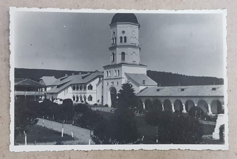 MANASTIREA COCOS , VEDERE DIN CURTEA INTERIOARA , FOTOGRAFIE TIP CARTE POSTALA , MONOCROMA, NECIRCULATA , DATATA MAI 1939