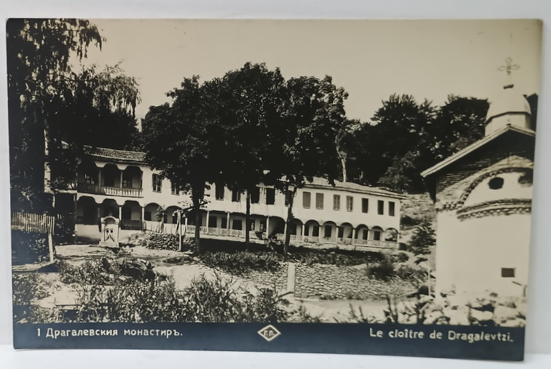 MANASTIREA DRAGALEVTSI , SOFIA , CHILIILE SI SPATELE BISERICII , FOTOGRAFIE FORMAT CARTE POSTALA , 1932