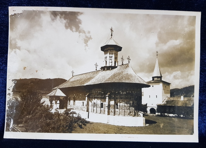 MANASTIREA SUCEVITA , VEDERE EXTERIOARA , FOTOGRAFIE MONOCROMA, PE HARTIE LUCIOASA , PERIOADA INTERBELICA , PREZINTA EXFOLIERI IN PARTEA STANGA *