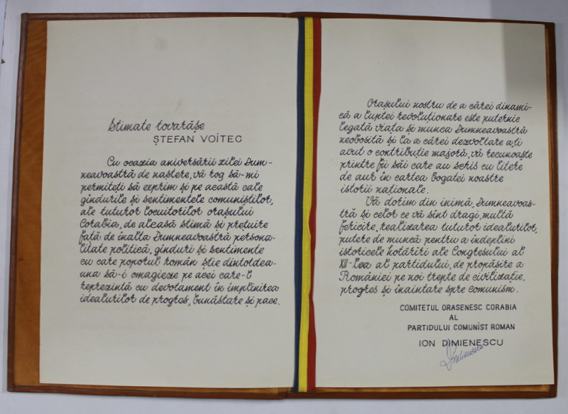 MAPA CU SCRISOARE DE FELICITARE PENTRU STEFAN VOITEC , SEMNATA DE PRESEDINTELE COMITETULUI ORASENESC CORABIA , ANII ' 80