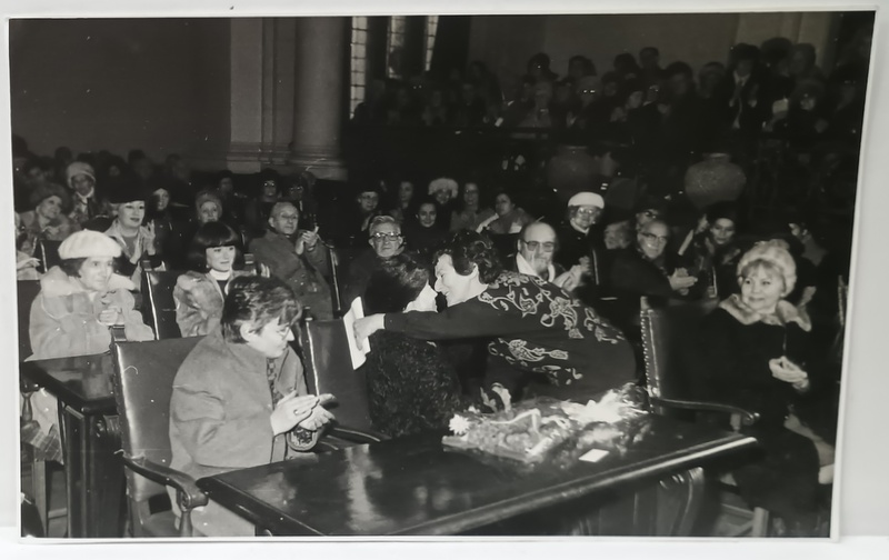 MARIA CELLA DELAVRANCEA IN AULA ACADEMIEI ROMANE , LA IMPLINIREA VARSTEI DE 100 DE ANI , FELICITATA DE ZOE DUMITRESCU - BUSULENGA , DECEMBRIE 1987, FOTOGRAFIE
