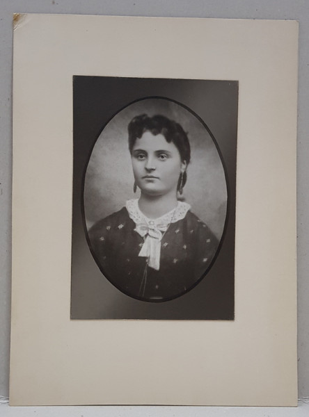 MARIA HAGI  - DANIEL , MAMA PROFESORULUI CONSTANTIN DANIEL , FOTOGRAFIE REPRODUSA DUPA ORIGINALUL DIN 1876 , MONOCROMA, CU PASPARTU DIN CARTON , PERIOADA INTERBELICA