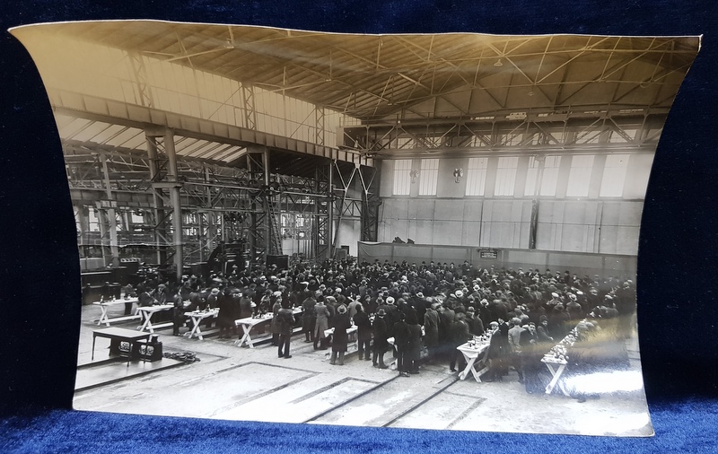 MASA FESTIVA IN HALA UZINEI MALAXA , CU OCAZIA LIVRARII LOCOMOTIVEI, CU NUMARUL 100  FABRICATA AICI , FOTOGRAFIE STUDIO W.WEISS, BUCURESTI ,  PERIOADA INTERBELICA