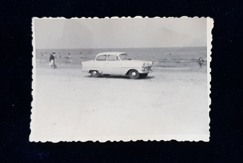 MASINA DE EPOCA PE MALUL MARII , FOTOGRAFIE MONOCROMA, PE HARTIE LUCIOASA , FORMAT MIC ,ANII '60