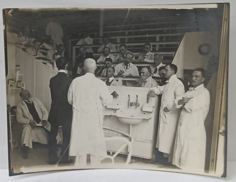 MEDICI IN AMFITEATRU , POZA DE GRUP , FOTOGRAFIE , CCA. 1900