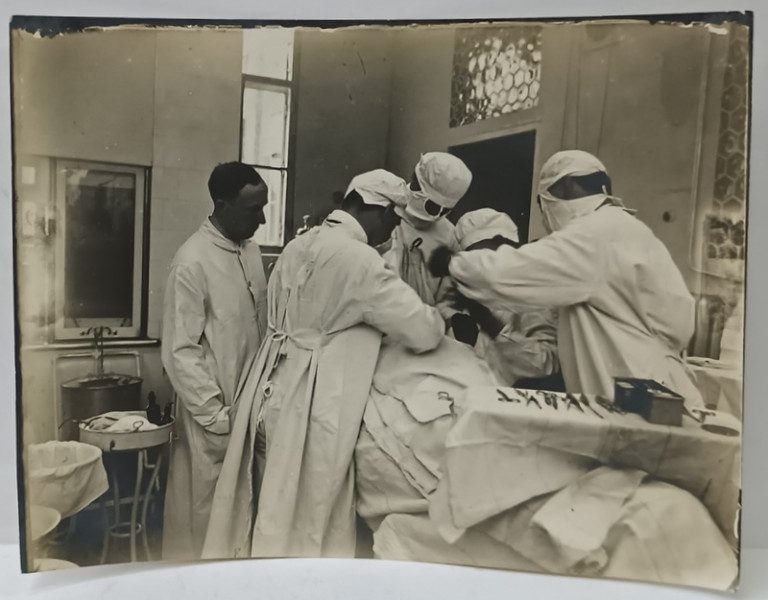 MEDICI IN TIMPUL UNEI OPERATII , FOTOGRAFIE , CCA . 1900