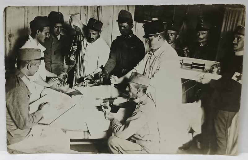 MEDICI MILITARI SI ASISTENTI IN UNIFORME MILITARE IN TIMPUL UNEI OPERATII , SPITAL DE CAMPANIE , AUSTRO - UNGARIA , FOTOGRAFIE FORMAT CARTE POSTALA , 1915