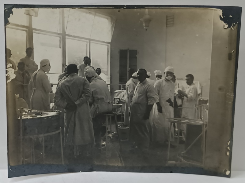 MEDICI SI STUDENTI LA MEDICINA IN SPITAL , IN SALON , FOTOGRAFIE , CCA. 1900