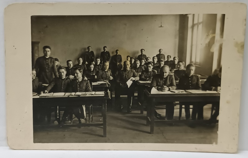 MILITARI IN UNIFORME , IN SALA DE CURS , FOTOGRAFIE , FORMAT CARTE POSTALA , PERIOADA INTERBELICA