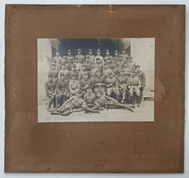 MILITARI ROMANI , FOTOGRAFIE DE GRUP IN EXTERIOR , PERIOADA PRIMULUI RAZBOI MONDIAL