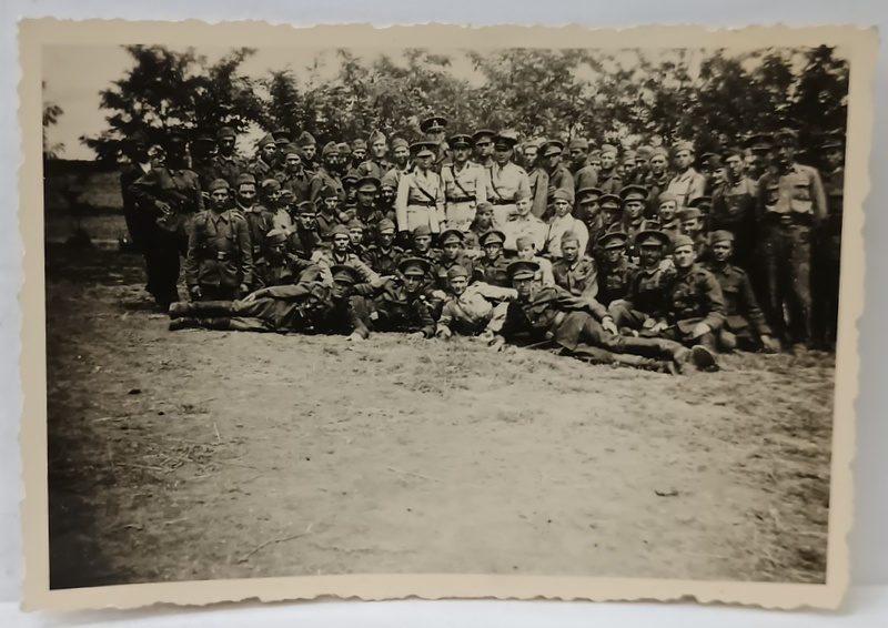MILITARI ROMANI, SOLDATI SI OFITERI , FOTOGRAFIE DE GRUP , IN EXTERIOR , PERIOADA INTERBELICA