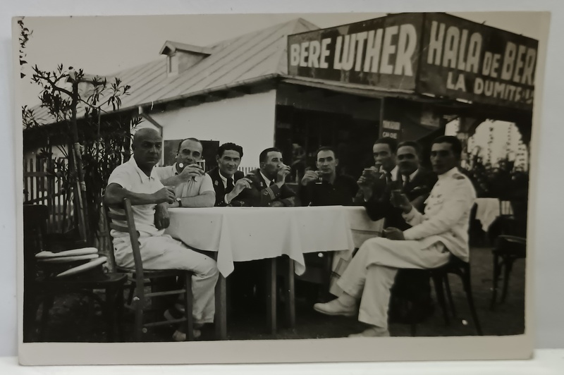 MILITARI SI CIVILI LA MASA , LA HALE DE BERE ' LA DUMITRU ' , FOTOGRAFIE , PERIOADA INTERBELICA