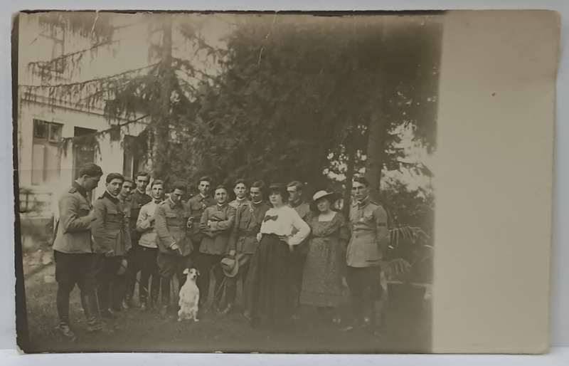 MILITARI SI DOAMNE , POZA IN EXTERIOR , GRUP , FORMAT CARTE POSTALA , INCEPUTUL SEC. XX