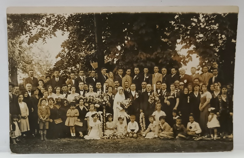 MIRE , MIREASA SI NUNTASII , FOTOGRAFIE COLECTIVA IN AER LIBER , MEDIUL URBAN , PERIOADA  INTERBELICA