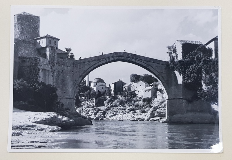 MOSTAR , POD PESTE RAUL NERETVA , BOSNIA SI HERTEGOVINA , FOTOGRAFIE MONOCROMA, PE HARTIE LUCIOASA , PERIOADA INTERBELICA