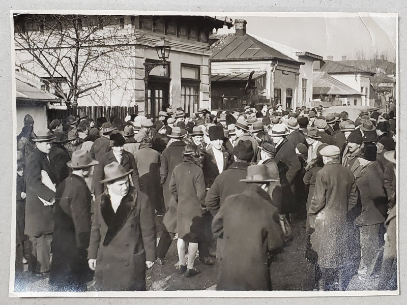 MULTIME ADUNATA PE STR. P. CARP , BUCURESTI , LA RECONSTITUIREA UNEI CRIME , FOTOGRAFIE DE PRESA , INTERBELICA