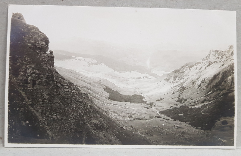 MUNTII BUCEGI , PRIN VALEA OBARSII SPRE OMUL , FOTOGRAFIE TIP CARTE POSTALA , MONOCROMA, NECIRCULATA , PERIOADA INTERBELICA