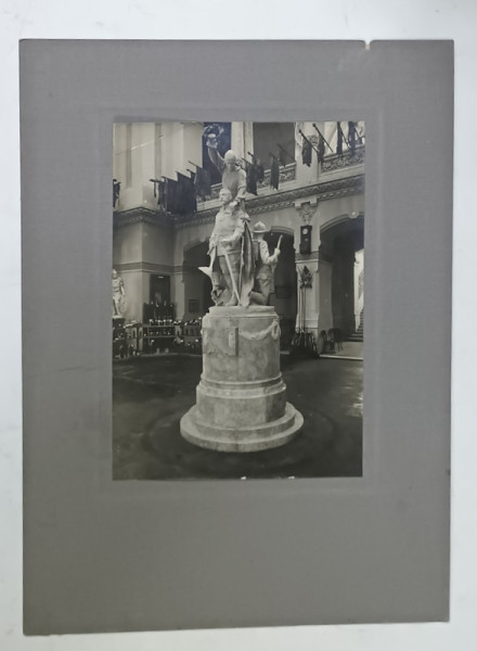MUZEUL MILITAR NATIONAL DIN PARCUL CAROL , FOTOGRAFIE IN INTERIOR , IN CENTRU SE AFLA UN PROIECT DE MONUMENT de  SCULPTORUL IORDANESCU , PERIOADA  INTERBELICA