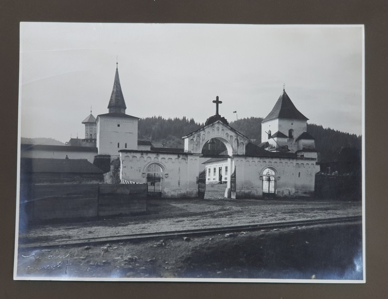 MUZEUL TOMA STELIAN  / INTRAREA IN MANSTIREA SUCEVITA - BUCOVINA , FOTOGRAFII PRINSE PE CARTON , FATA  - VERSO , FOTOGRAF NICOLAE TATU , BUCURESTI , MONOCROME , PERIOADA INTERBELICA