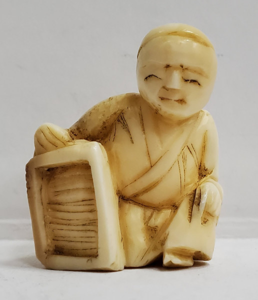 NETSUKE, FIGURINA DIN FILDES, JAPONIA, SECOL 20