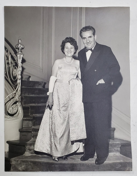 NEW YORK , AMBASADORUL MIHAIL HASEGANU IN COSTUM DE GALA , POZAND LANGA O DOAMNA , FOTOGRAFIE , ANII ' 60