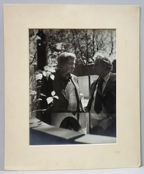 NICHITA STANESCU INTR- O DISCUTIE CU UN PRIETEN , FOTOGRAFIE ORIGINALA , ANII ' 80