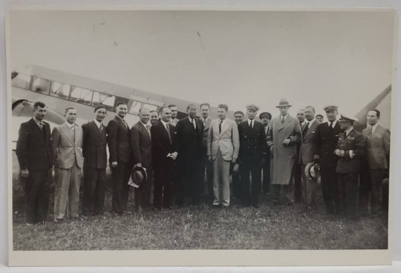 NICOLAE TITULESCU IN CENTRUL UNUI GRUP OFITERI DE AVIATIE SI CIVILI , LANGA AVION , FOTOGRAFIE INTERBELICA