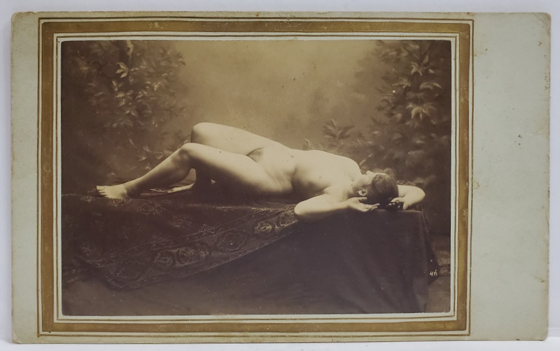 NUD IN STUDIO , FOTOGRAFIE PE CARTON , SFARSIT DE SECOL XIX